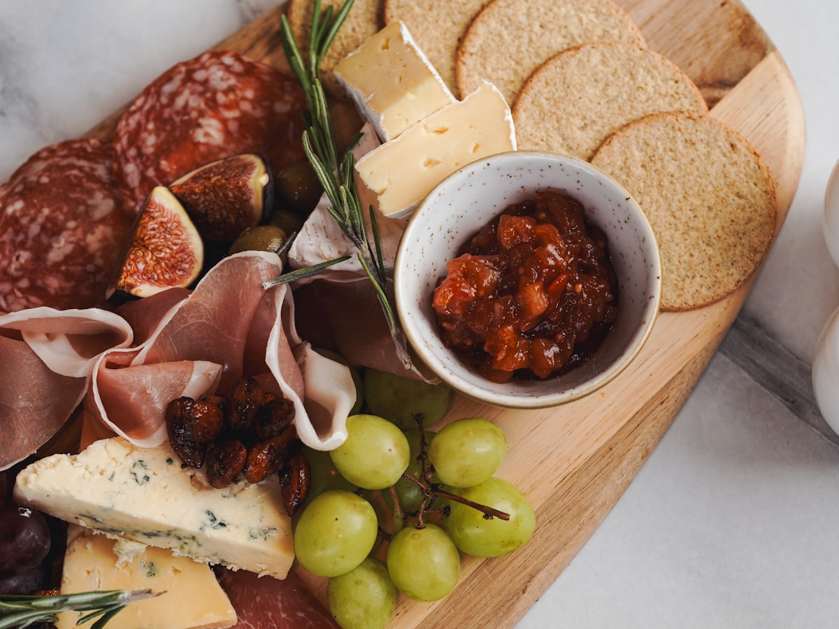 Platou de aperitivo cu Salam Nobile 40, pâine și vin
